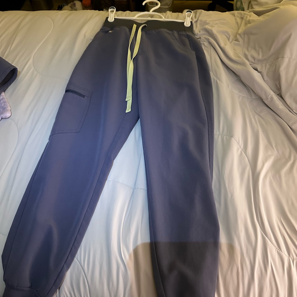 Figs set, color space navy, both top and bottom are XXS-Petite